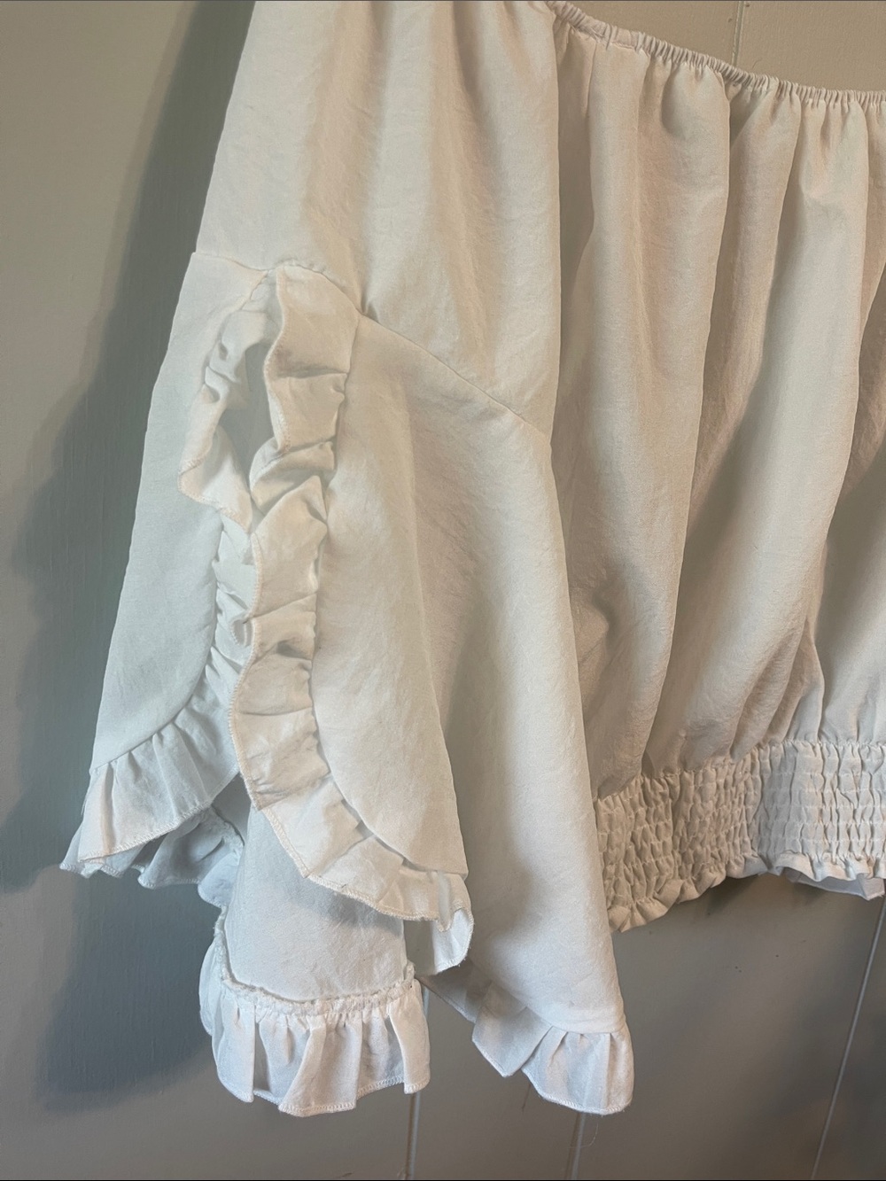 White Off Shoulder Ruffle Detail Top Blouse Shirt Bell Sleeve Gypsy Pirate - Picture 8 of 8